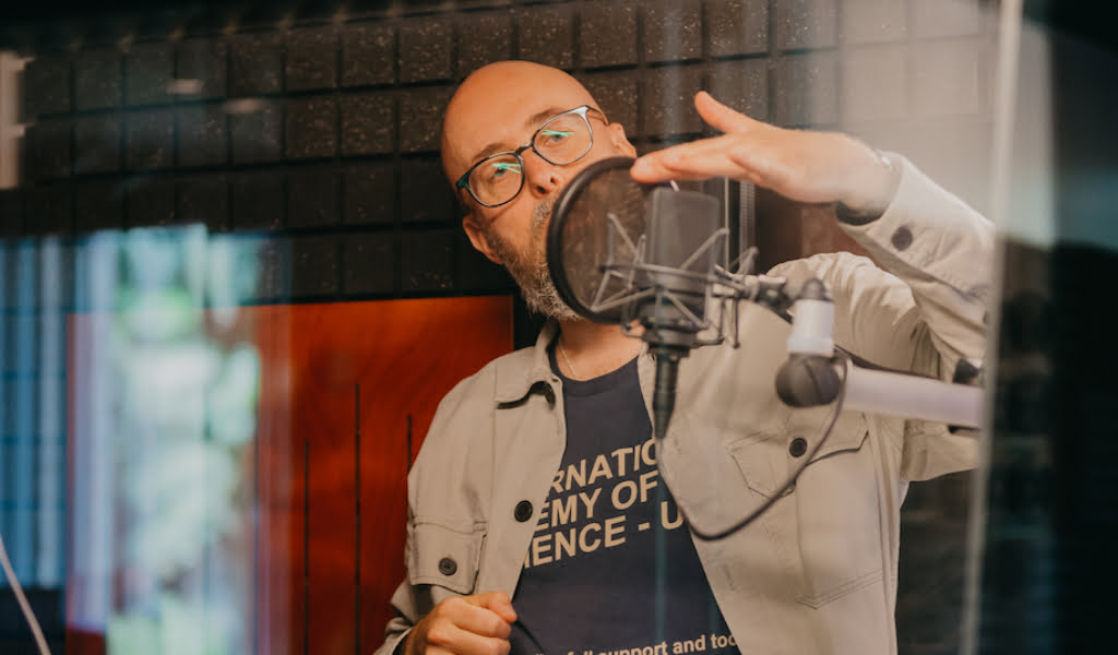 voice-over coach Arno Lubbinge geeft instructie in de spreekcel