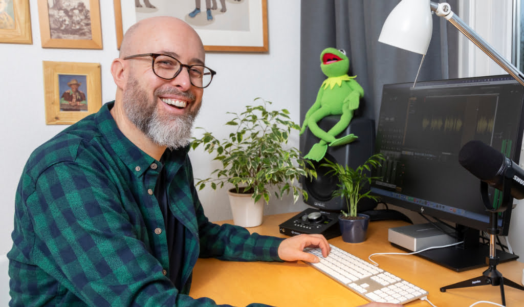 voiceover coach Arno Lubbinge in zijn studio