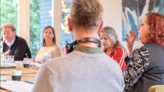 deelnemers aan masterclass spreken met elkaar