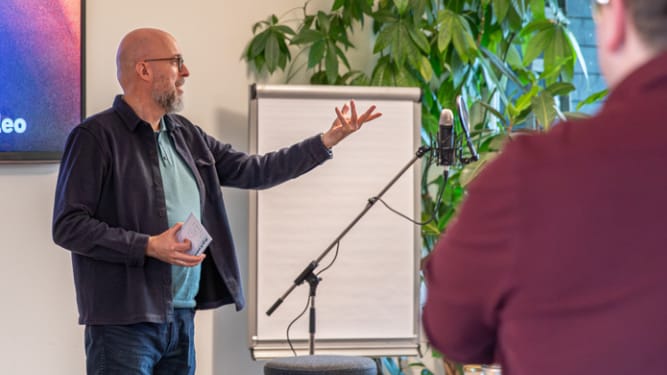 docent voice-over staat voor een groep met stemacteurs