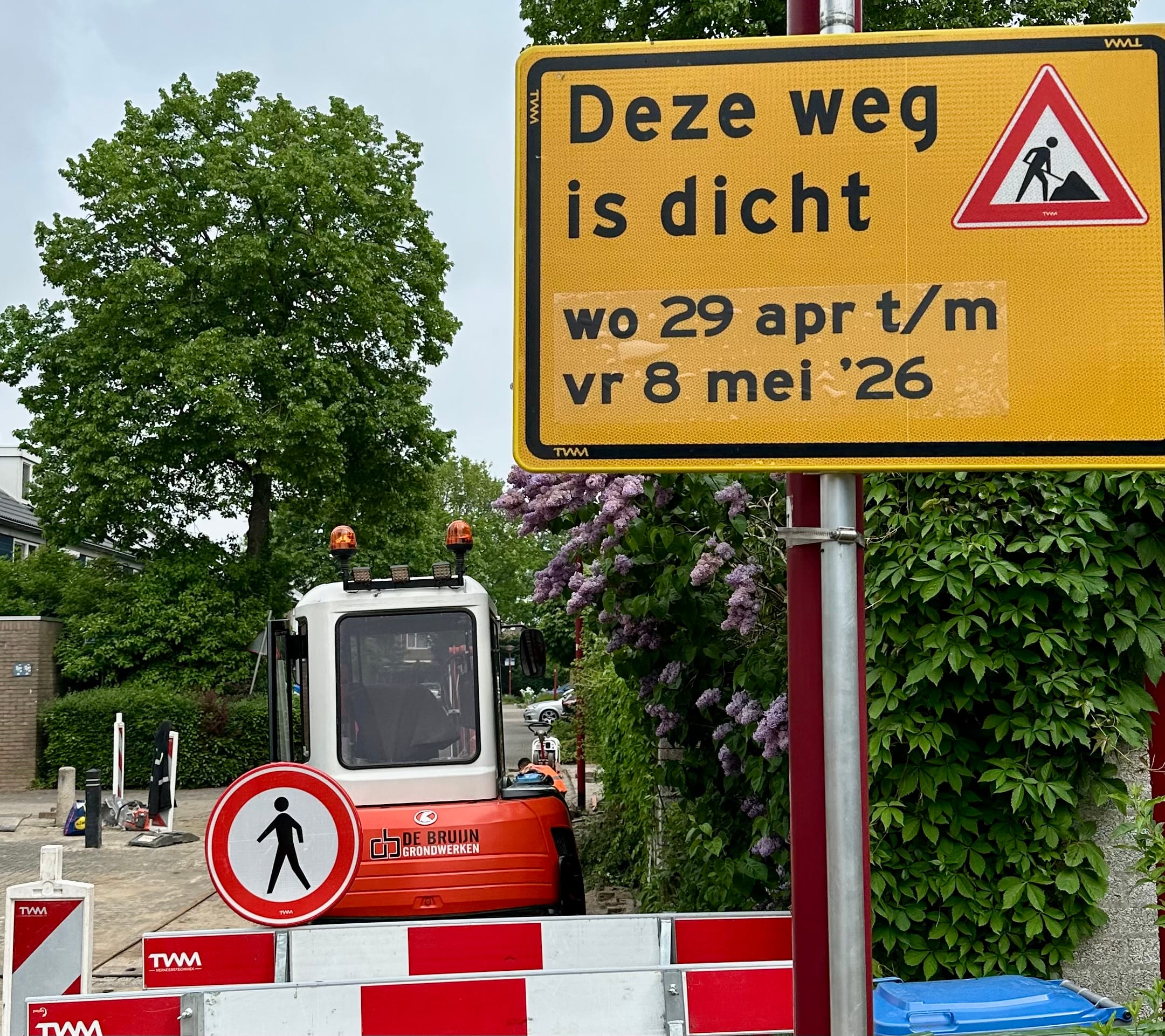 Beeld van werkzaamheden en een bord met de tekst 'Deze weg is dicht'.